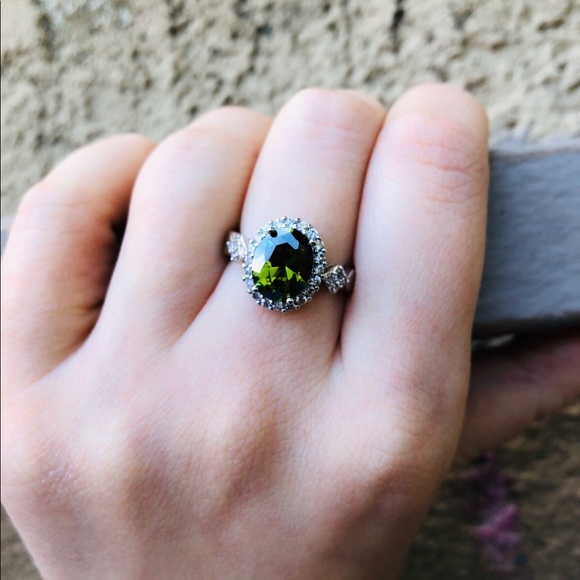 Oval Green Peridot S925 Silver Ring - Picture 3 of 4